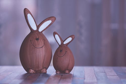 两个棕色和白色的兔子雕像 · 免费素材图片