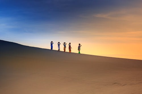 沙漠上的五个人 · 免费素材图片