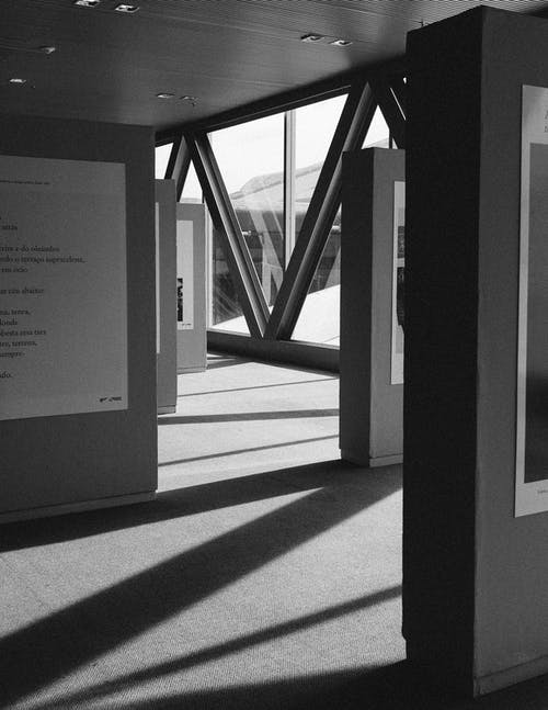 墙上的白色海报 · 免费素材图片