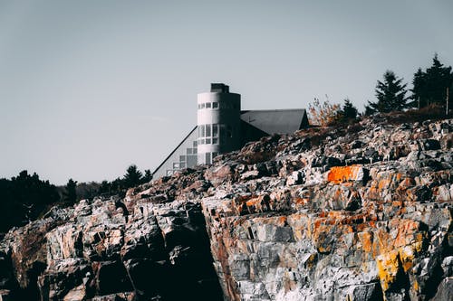 布朗岩石上的灰色房子 · 免费素材图片