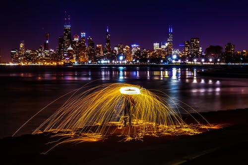 俯瞰水景的水体旁边的人的延时摄影 · 免费素材图片