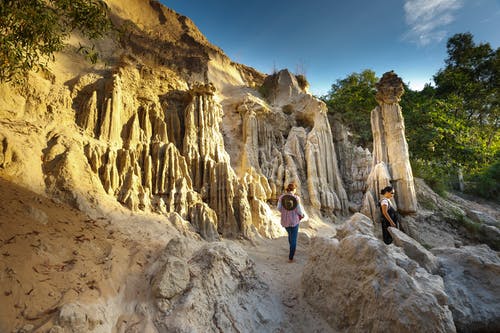 在地形上行走的人 · 免费素材图片