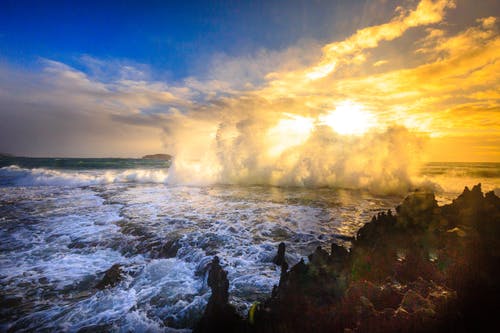 海浪在岛上坠毁 · 免费素材图片