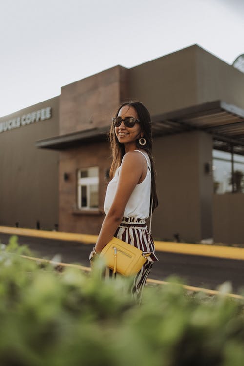 女人站在大楼附近 · 免费素材图片