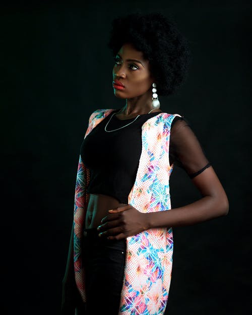 黑色作物顶部和花卉无袖开衫构成的女人的照片 · 免费素材图片