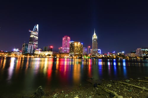 Nightime期间的城市照片 · 免费素材图片