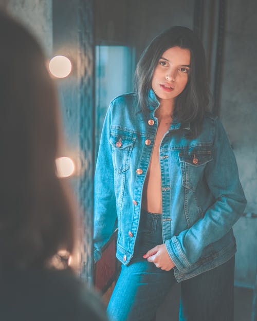 女人穿着蓝色牛仔纽扣外套 · 免费素材图片