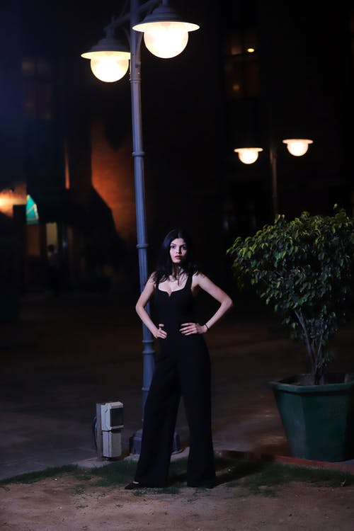 站在黑路灯前的女人 · 免费素材图片