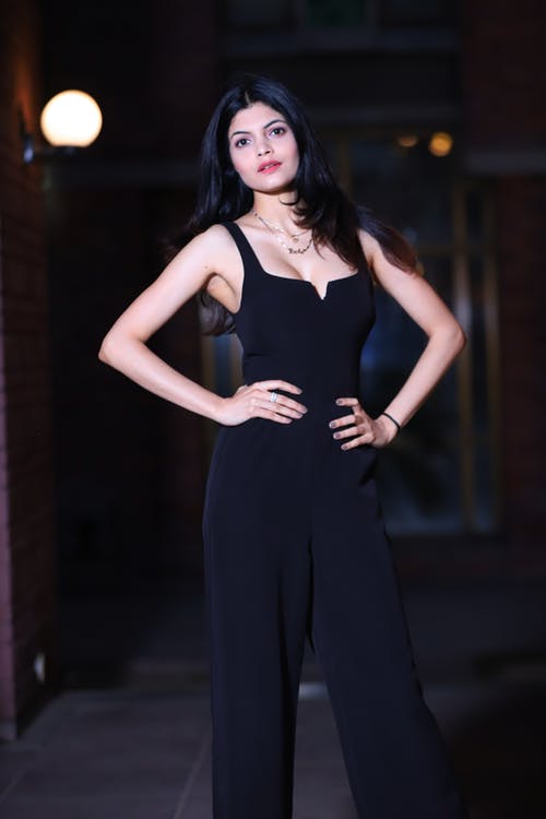 常设女人穿着黑色背心 · 免费素材图片