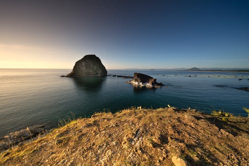 水体上的岩层 · 免费素材图片