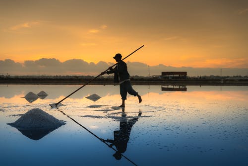 男子持杆 · 免费素材图片