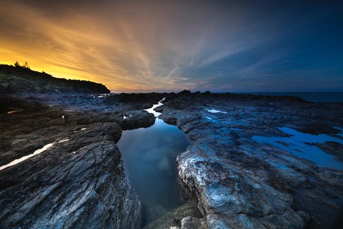 黎明时岩石海岸的照片 · 免费素材图片