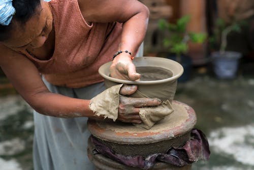 女人做陶土罐 · 免费素材图片