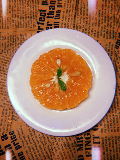 橙色水果在板上的照片 · 免费素材图片