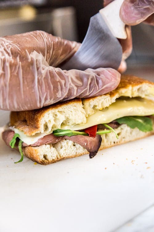 切片三明治面包的人 · 免费素材图片