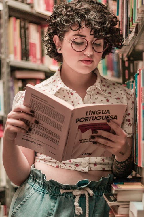 女人读林瓜葡萄牙语书 · 免费素材图片