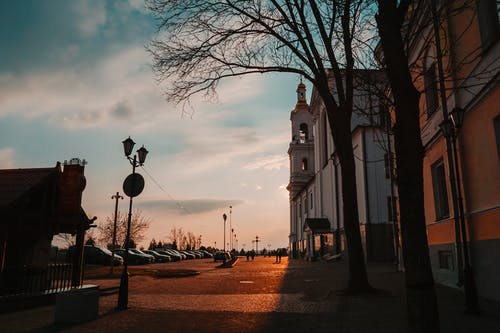 白云下的高层建筑 · 免费素材图片