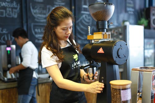 女人磨咖啡豆 · 免费素材图片