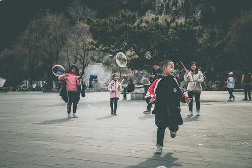 孩子们在公园玩耍 · 免费素材图片