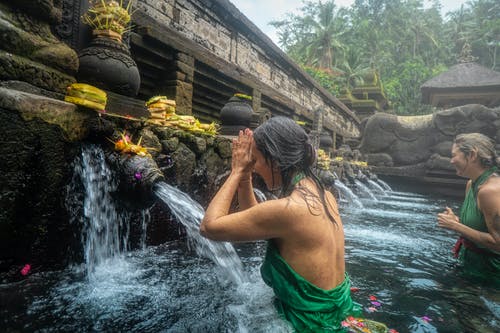 女人站在流动的水 · 免费素材图片