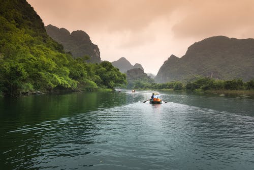 骑在船上的人 · 免费素材图片