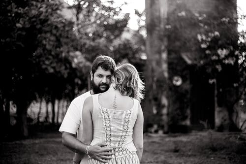 男人和女人互相拥抱的灰度摄影 · 免费素材图片