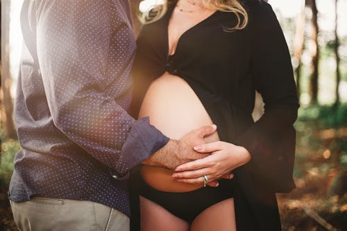 男人感动女人的婴儿凹凸 · 免费素材图片
