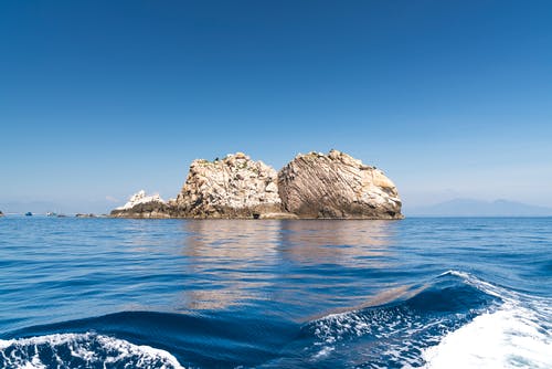 海水包围的白色小岛 · 免费素材图片
