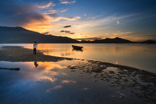 水体附近的山脉 · 免费素材图片