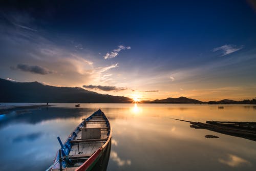 独木舟船与日落美景 · 免费素材图片