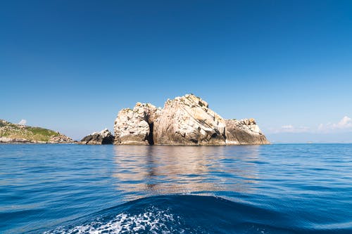 小岛环绕与水体 · 免费素材图片