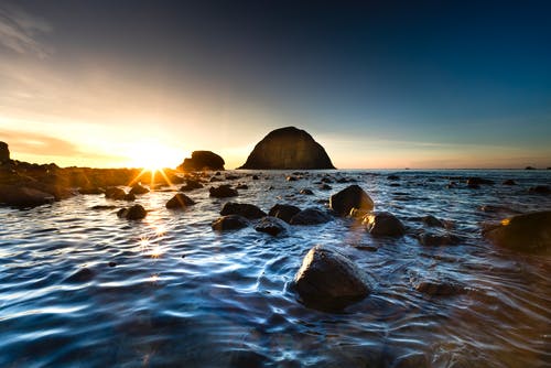 黎明时岩石海岸的照片 · 免费素材图片