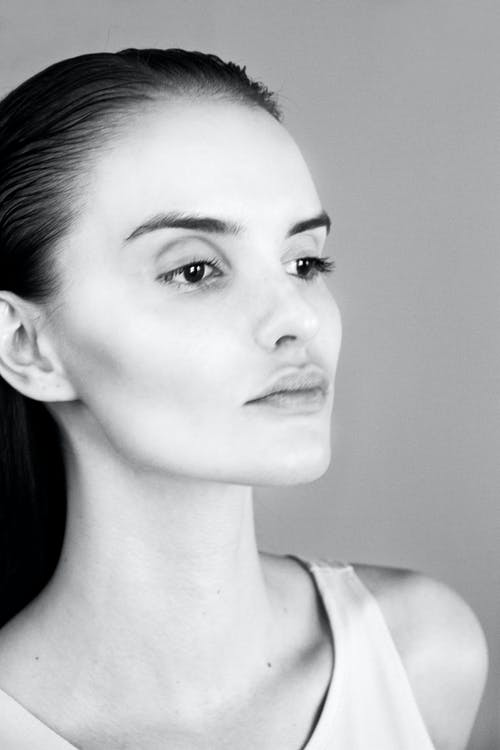 女人在背心的灰度肖像 · 免费素材图片