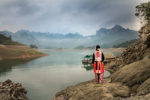 站在水体附近的人 · 免费素材图片