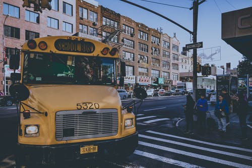 街上的黄色巴士 · 免费素材图片