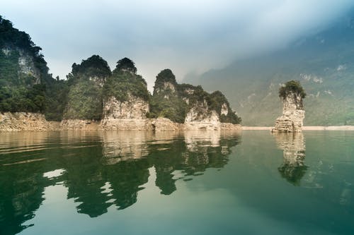 水体附近的岩层 · 免费素材图片