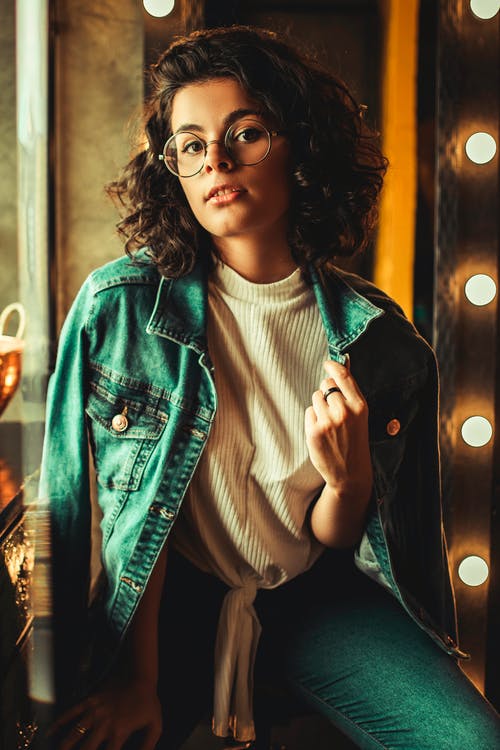 白色上衣和牛仔夹克的女人 · 免费素材图片