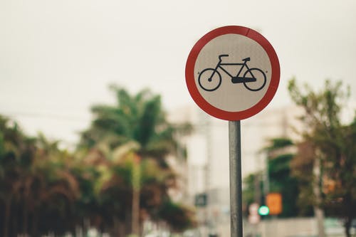 自行车路标的选择性焦点照片 · 免费素材图片