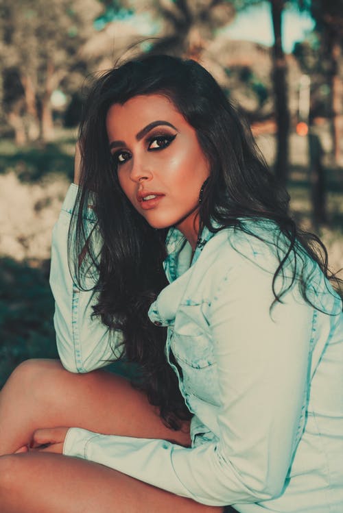 女人穿长袖衬衫 · 免费素材图片