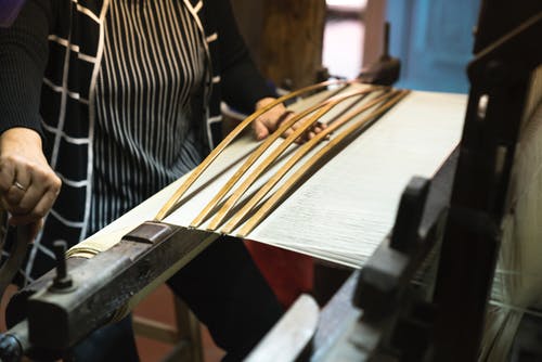 女人编织棕色木垫 · 免费素材图片