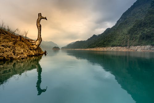 水体附近的山 · 免费素材图片