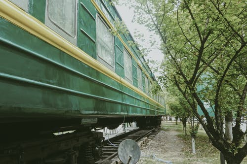 绿色和黄色火车 · 免费素材图片