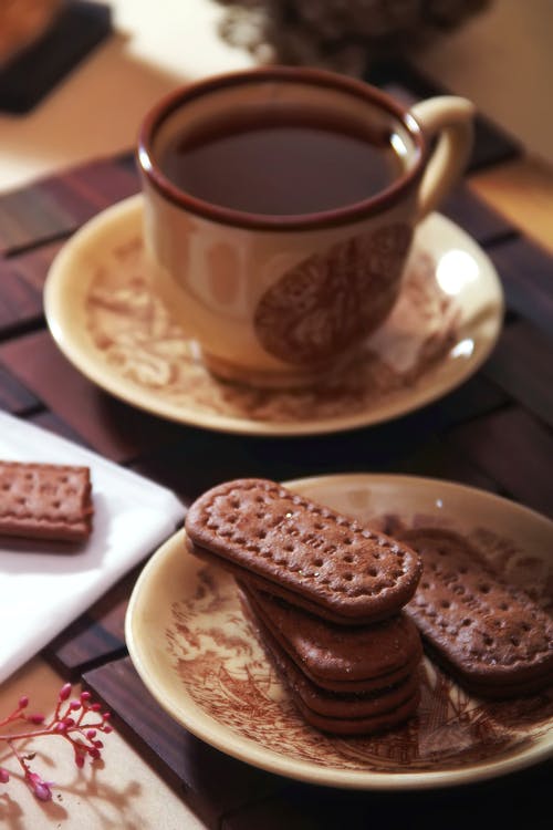 巧克力咖啡旁边的巧克力饼干 · 免费素材图片