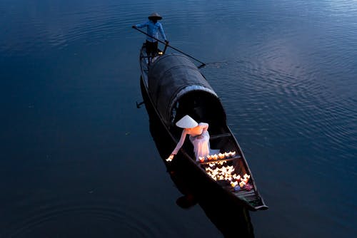 女人把蜡烛放在水上 · 免费素材图片