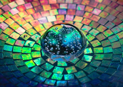 彩色背景上的水晶玻璃 · 免费素材图片