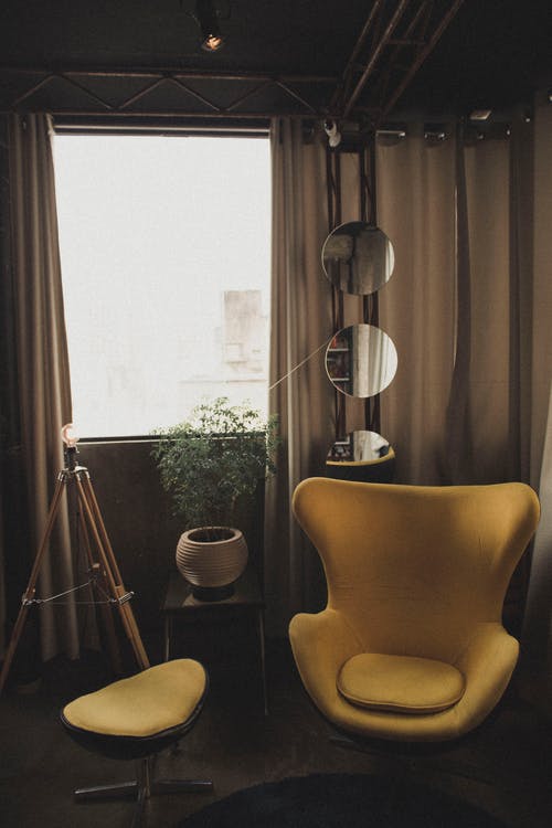 黄色椅子附近三个圆镜 · 免费素材图片