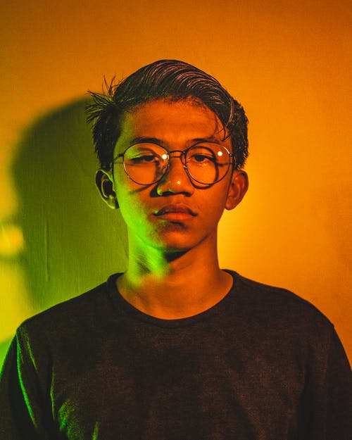 戴黑衬衣和眼镜的人 · 免费素材图片