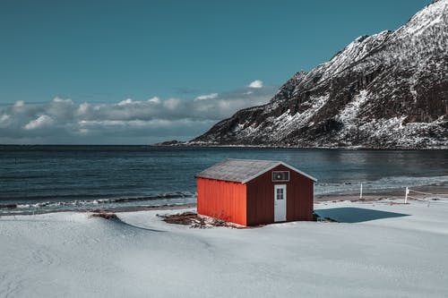海边的红黑木棚 · 免费素材图片