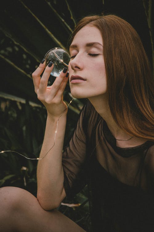 女人穿着黑色短袖上衣举行球 · 免费素材图片