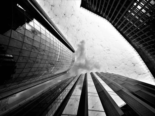 高层建筑物的灰度摄影 · 免费素材图片